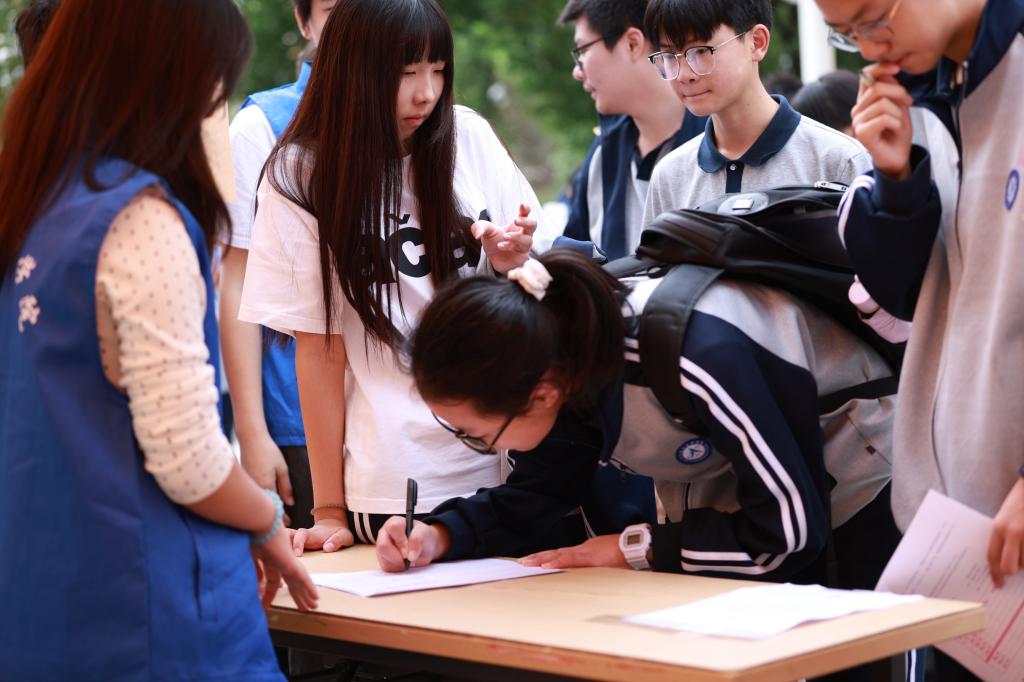 青春与使命双向奔赴，校园里掀起“纳新热”——学院学生会、护校队、国旗班招新火热开展